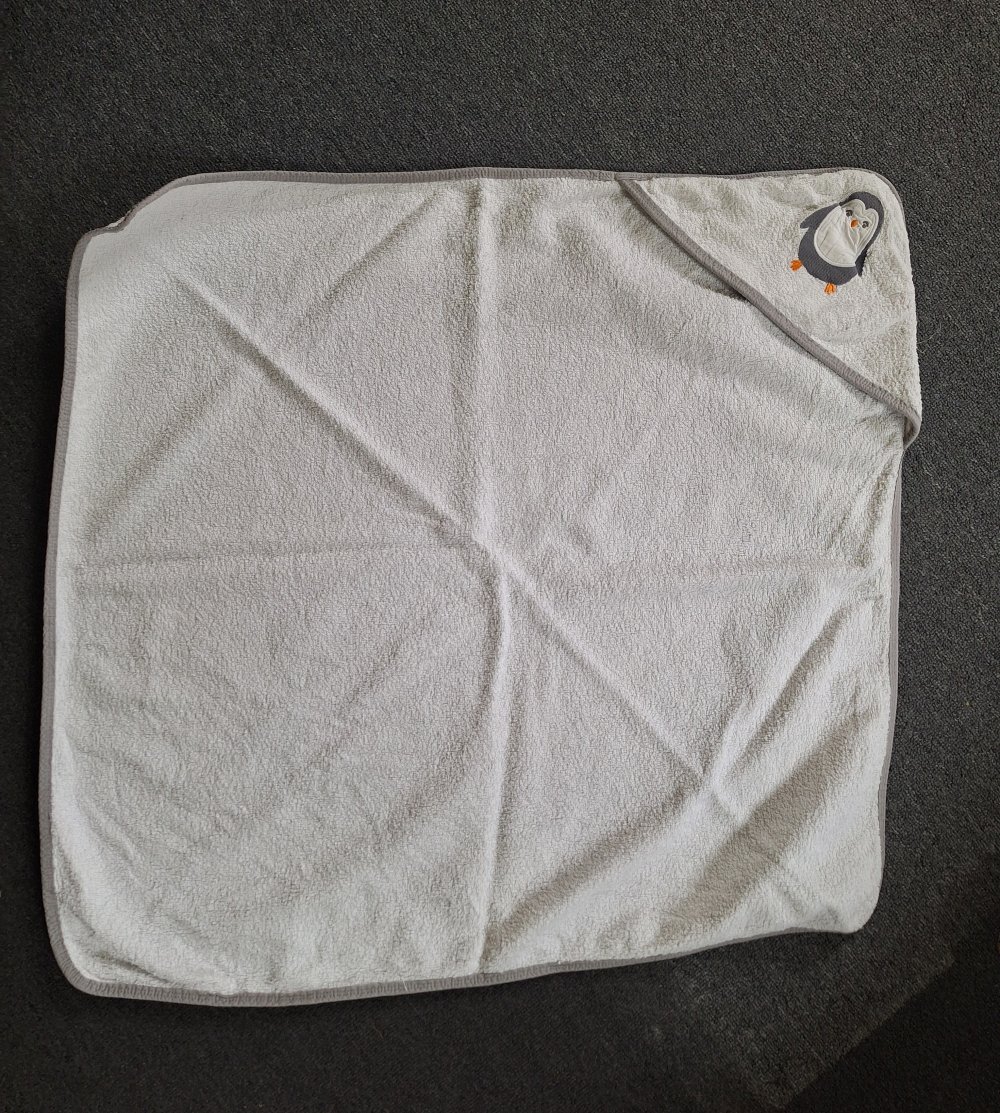 weißes Baby-Kapuzenhandtuch mit Pinguin