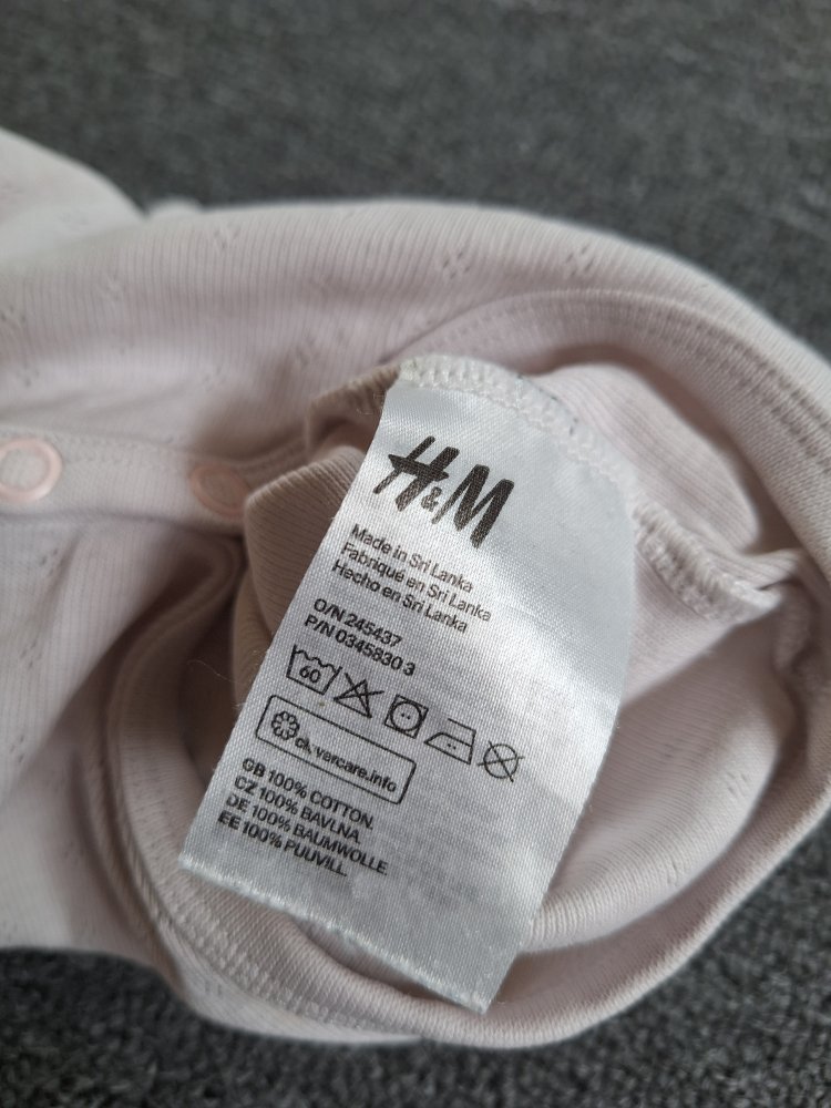 zartrosa Body mit Spaghettiträgern und Lochmuster Gr. 80/86