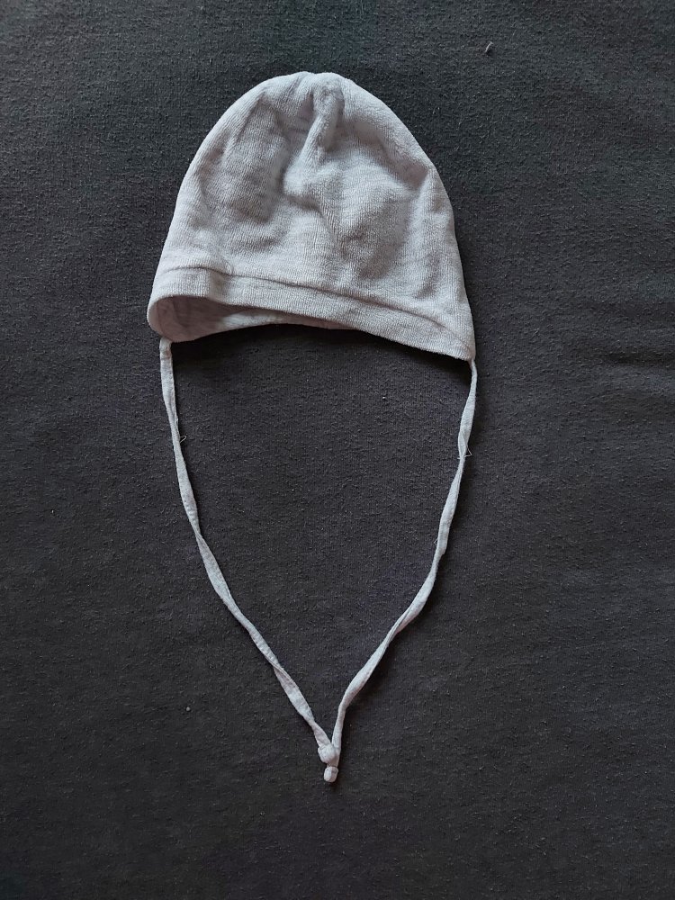 weiß- grau gestreiftes Babymützchen mit Schnüren