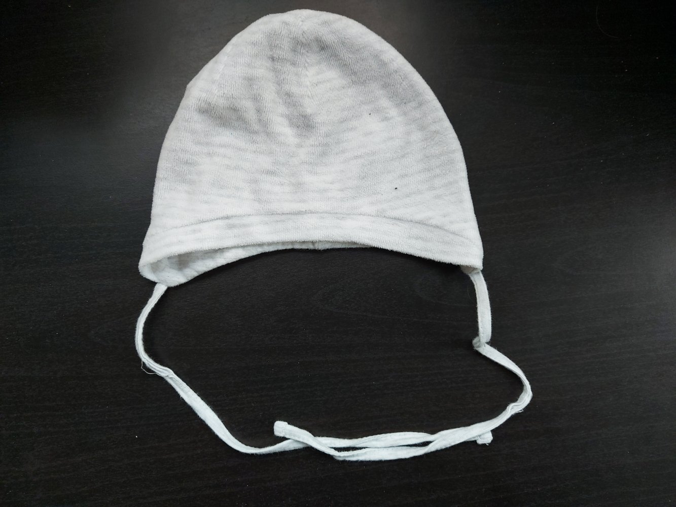weiß- grau gestreiftes Babymützchen mit Schnüren