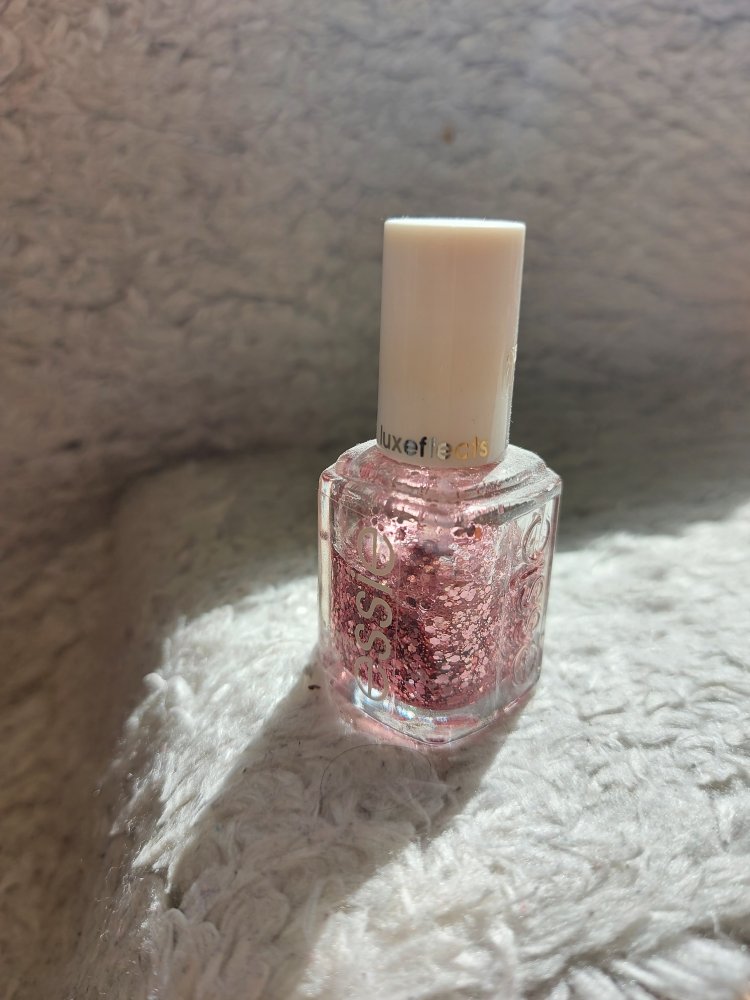 essie luxeffects 954 a cut above Nagellack Überlack