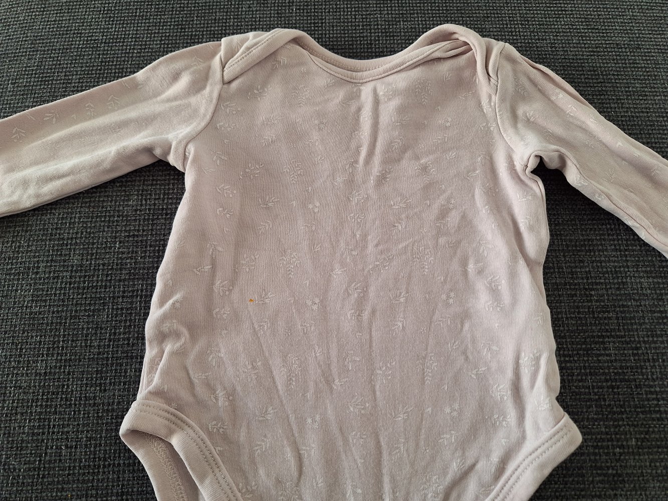 Zartrosa Langarm Body Gr. 62 mit zartem Muster