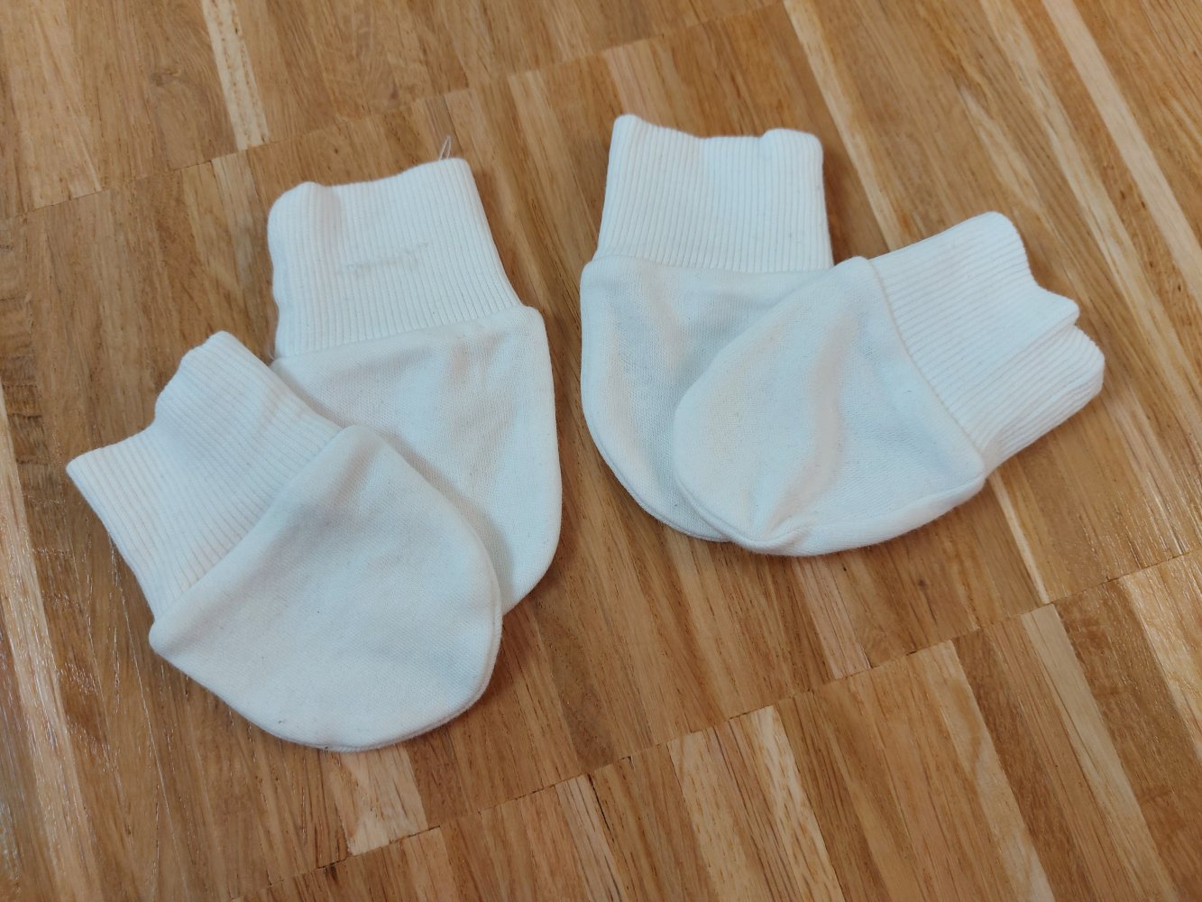 weißes Kratzhandschuhset / Fäustlinge für Newborn / Überzieher