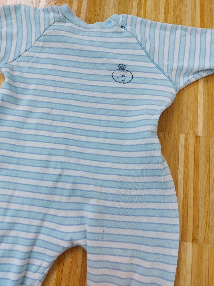 blau-weiß gestreifter Baby-Schlafanzug Gr. 74/80