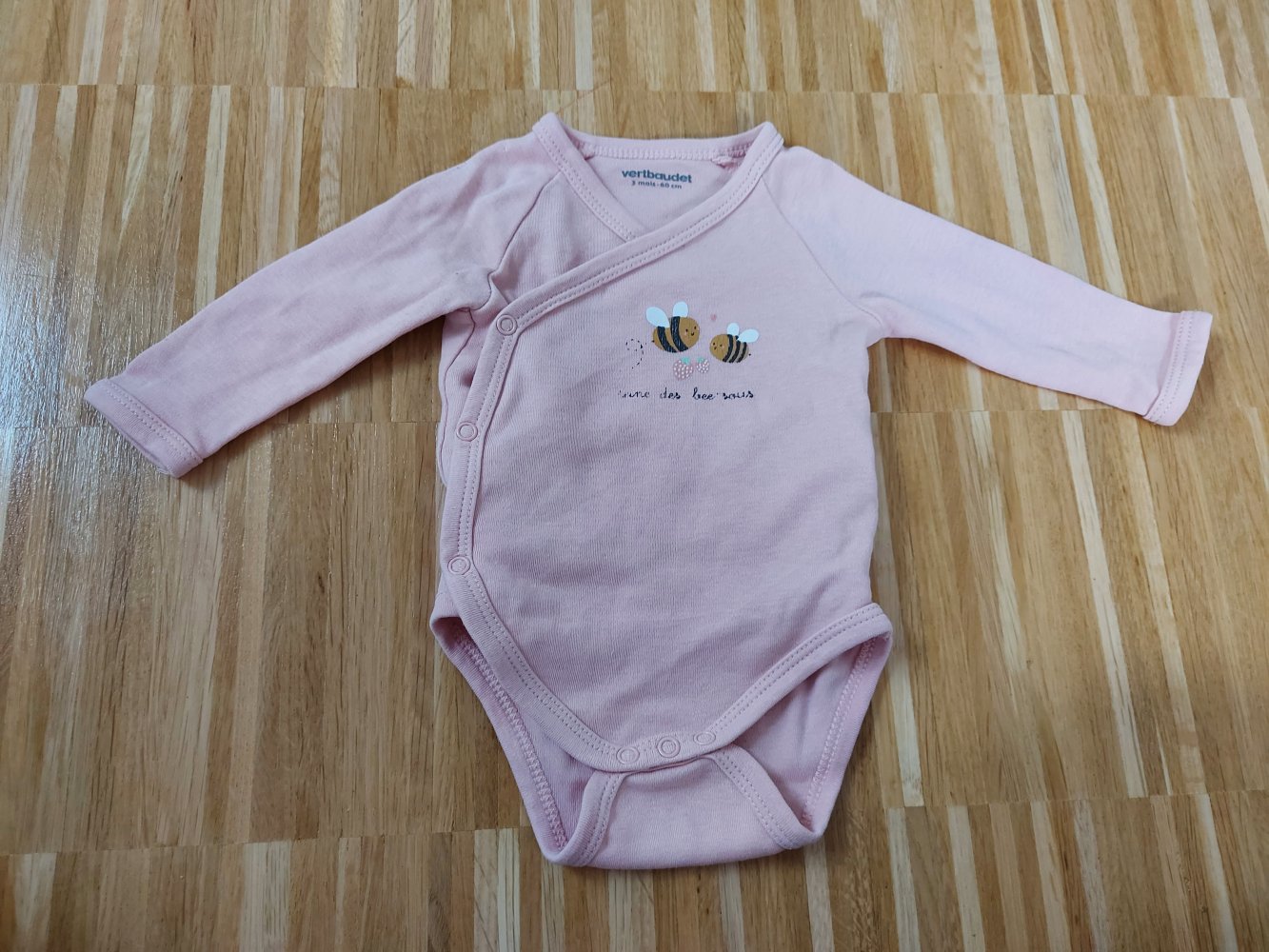 rosafarbener Langarm-Wickelbody mit Bienchen Gr. 60