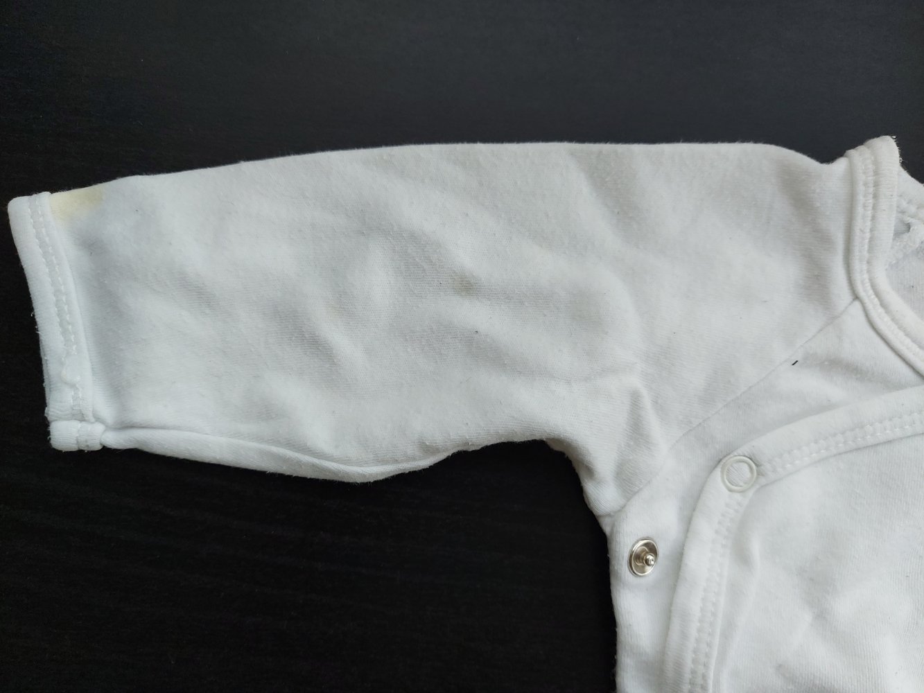 weißer Langarm-Wickelbody mit Eisenbahn