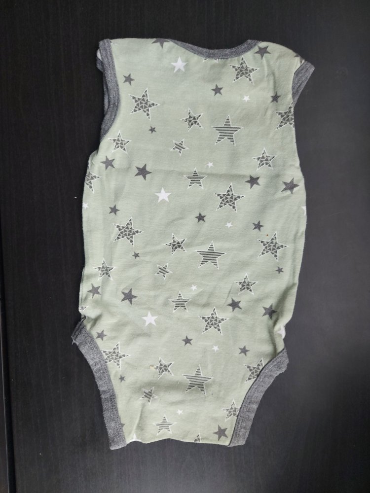 ärmelloser/kurzärmliger grüner Jungs-Body mit Sternen, Gr. 50/56