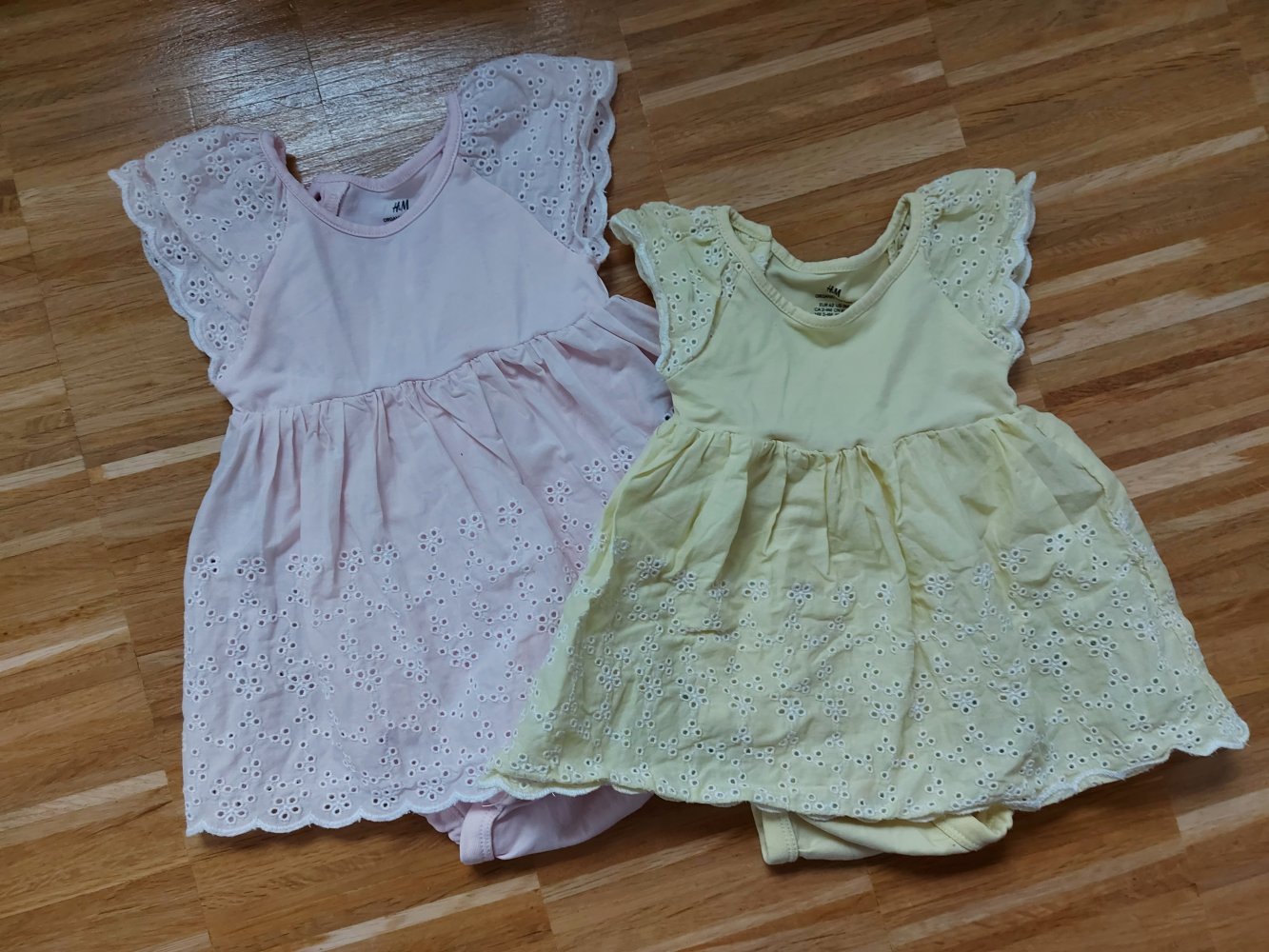Kleiderset: 2 süße Babykleidchen mit weißer Stickerei, Gr. 62 zitronengelb und Gr. 68 zartrosa Bodykleid
