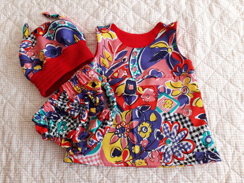 Sehr süßes Kleidchen mit kurzer Überziehhose und Knotenmütze handmade