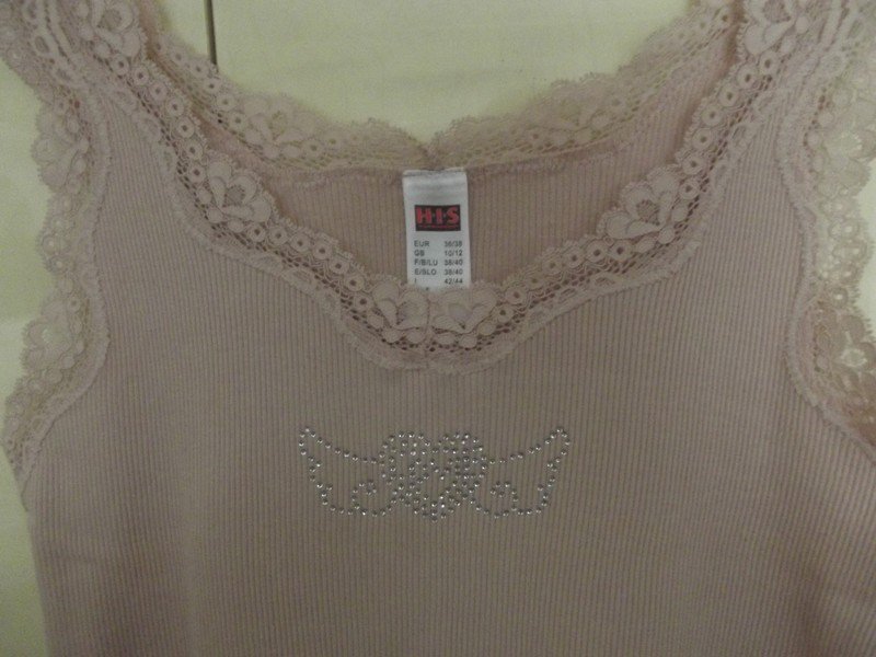 Sehr schönes geripptes Hemdchen mit Spitze 