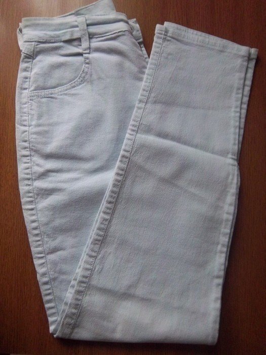 Schöne hellblaue Jeans mit hohem Bund