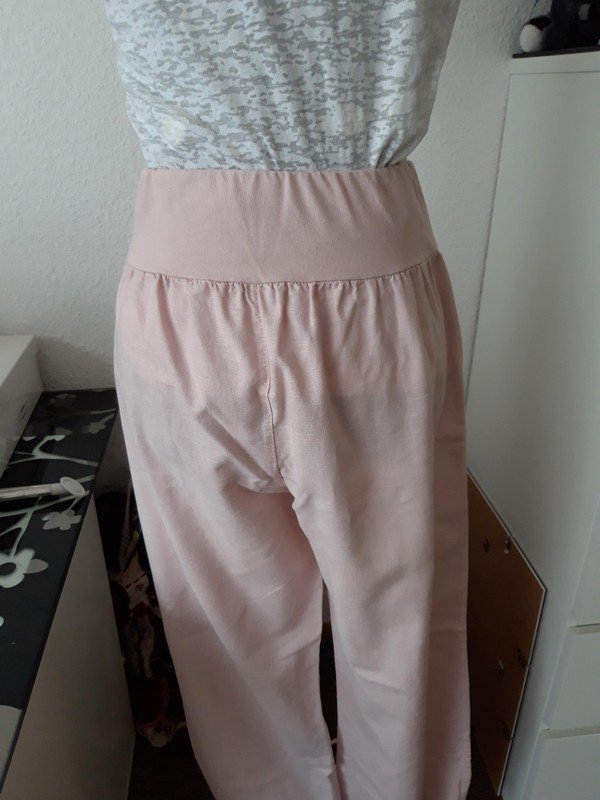 Sehr schöne Sommer- Schlupfhose mit Gummizug 