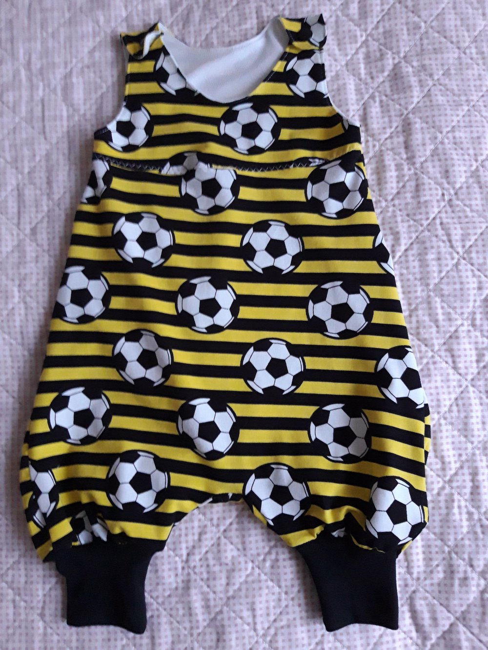 Sehr süßer Jumpsuit aus Fussballstoff Gelb/ Schwarz