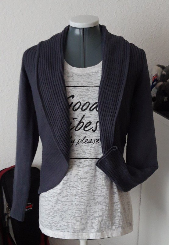 Sehr schöne Strickjacke 
