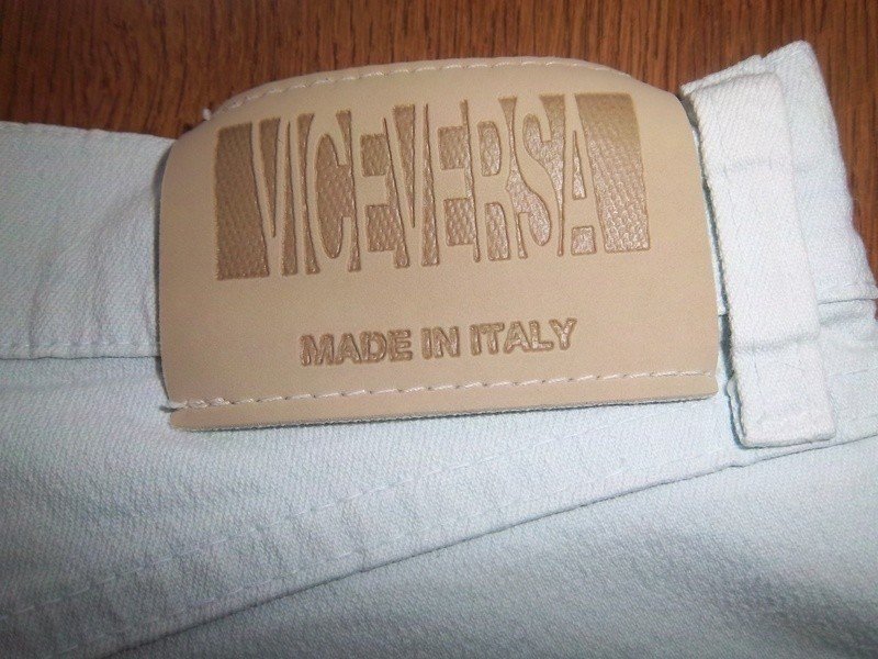 Schöne hellblaue Jeans mit hohem Bund