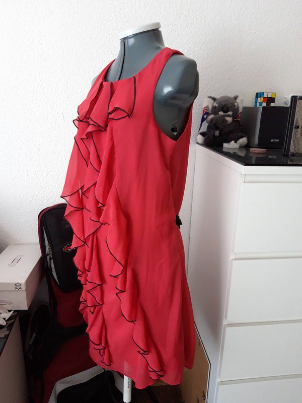 Sehr schönes Volantkleid 