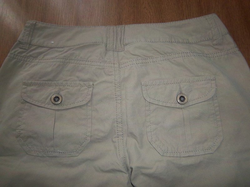 Schöne 3/4 Hose im Reiterlook und Gummibund mit Reisverschluss.