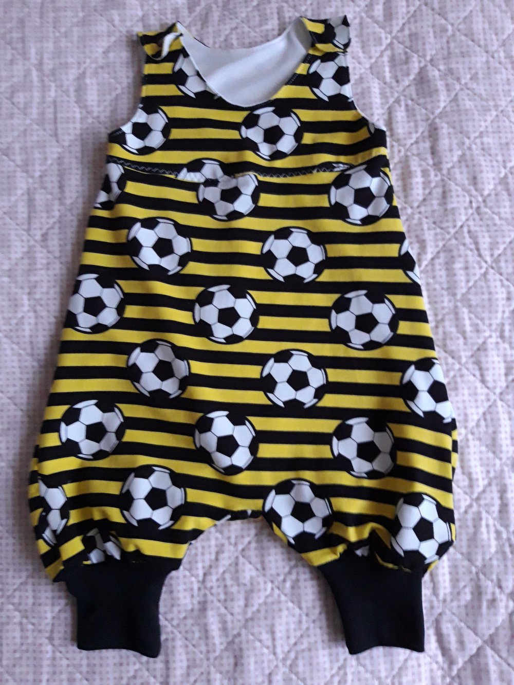 Sehr süßer Jumpsuit aus Fussballstoff Gelb/ Schwarz