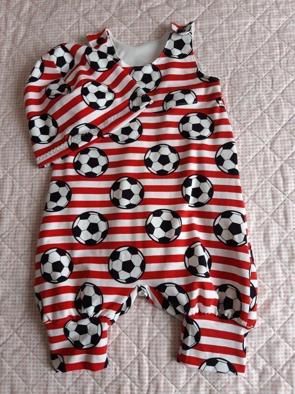 Sehr süßes Set Jumpsuit mit Mütze Fußball Rot/ Weiß 