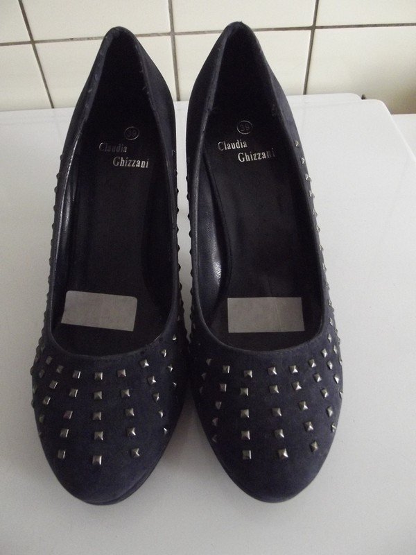 Sehr schöne Pumps mit Nieten verziert von Claudia Ghizzani
