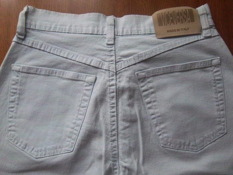 Schöne hellblaue Jeans mit hohem Bund