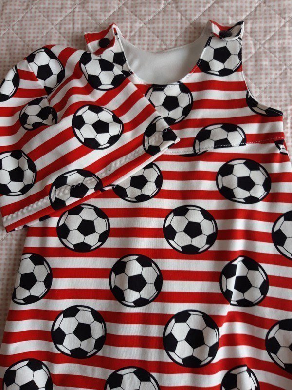 Sehr süßes Set Jumpsuit mit Mütze Fußball Rot/ Weiß 