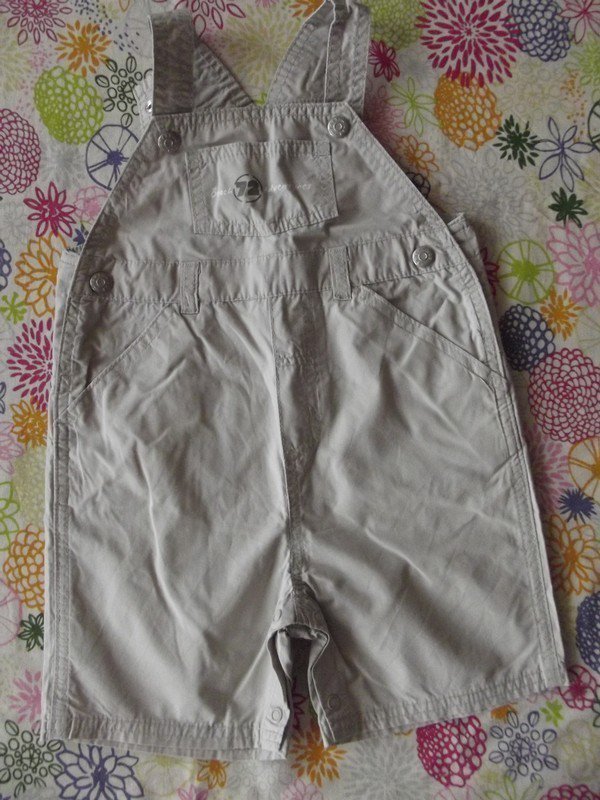 Sehr schöne kurze Latzhose