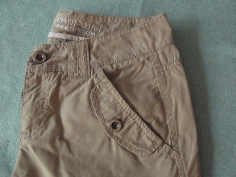 Schöne 3/4 Hose im Reiterlook und Gummibund mit Reisverschluss.