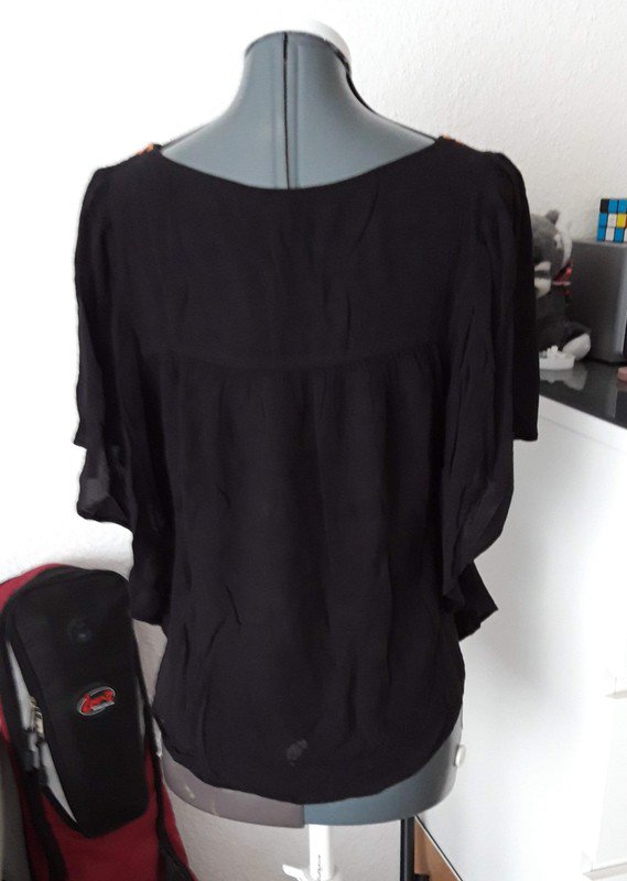 Schönes Shirt mit Stickerei und Fledermausärmel 