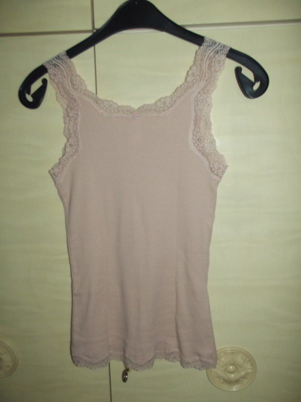 Sehr schönes geripptes Hemdchen mit Spitze 