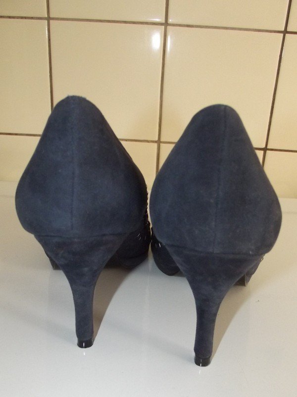 Sehr schöne Pumps mit Nieten verziert von Claudia Ghizzani