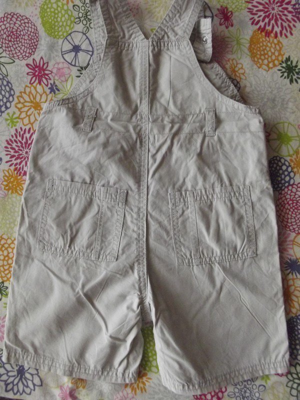 Sehr schöne kurze Latzhose