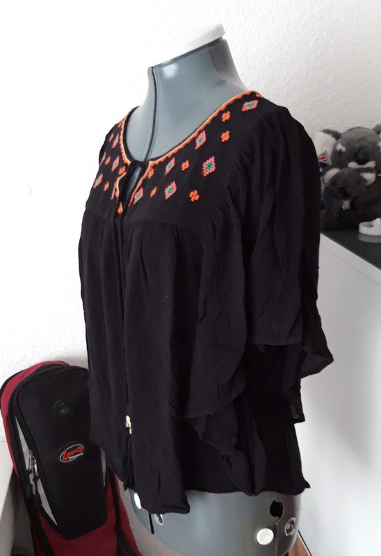 Schönes Shirt mit Stickerei und Fledermausärmel 
