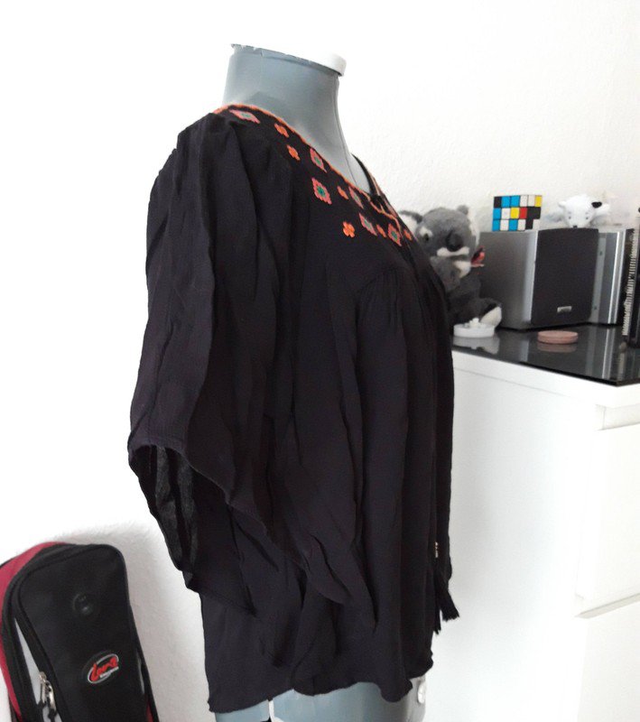 Schönes Shirt mit Stickerei und Fledermausärmel 
