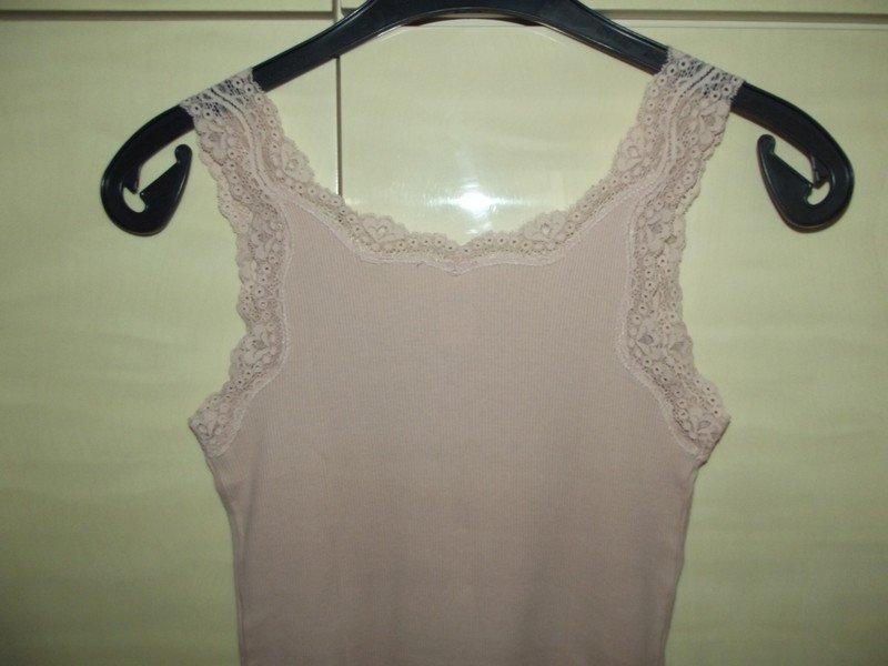 Sehr schönes geripptes Hemdchen mit Spitze 