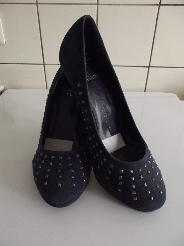 Sehr schöne Pumps mit Nieten verziert von Claudia Ghizzani