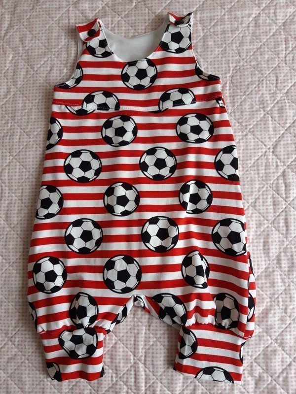 Sehr süßes Set Jumpsuit mit Mütze Fußball Rot/ Weiß 