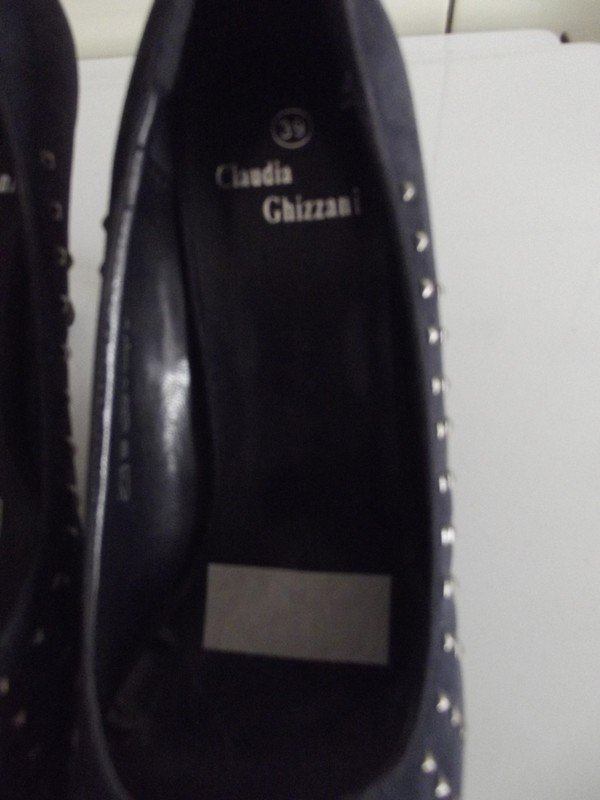 Sehr schöne Pumps mit Nieten verziert von Claudia Ghizzani