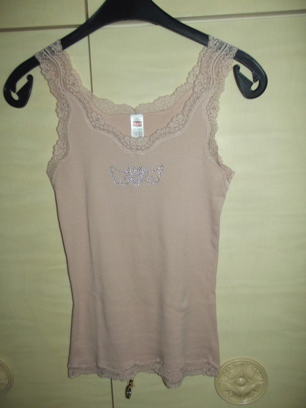 Sehr schönes geripptes Hemdchen mit Spitze 