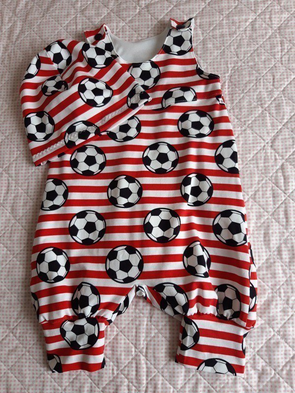 Sehr süßes Set Jumpsuit mit Mütze Fußball Rot/ Weiß 