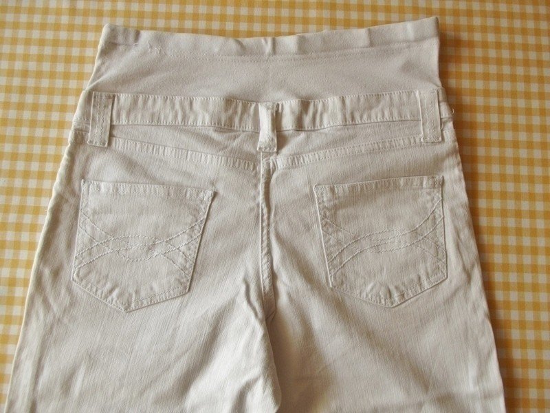 Schöne weiße 7/8 Schwangerschaftshose