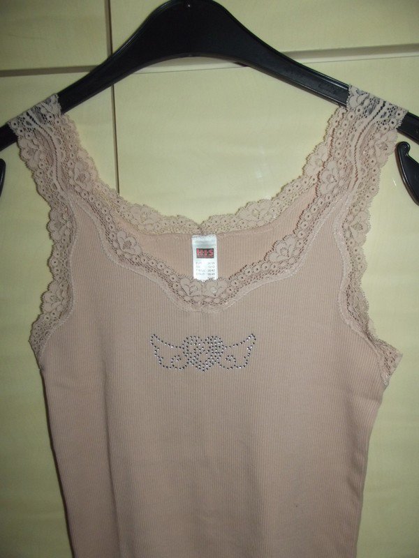 Sehr schönes geripptes Hemdchen mit Spitze 