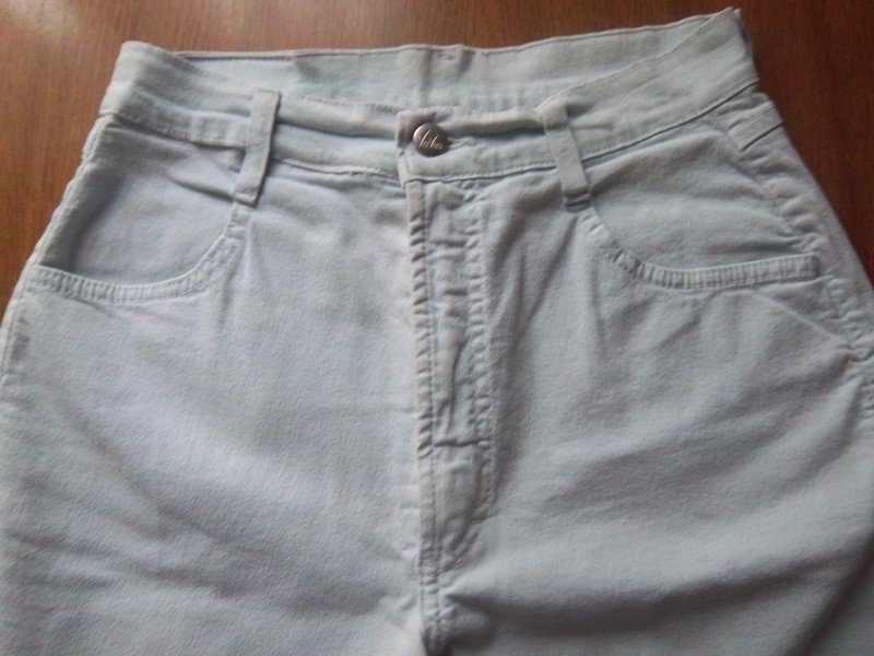 Schöne hellblaue Jeans mit hohem Bund