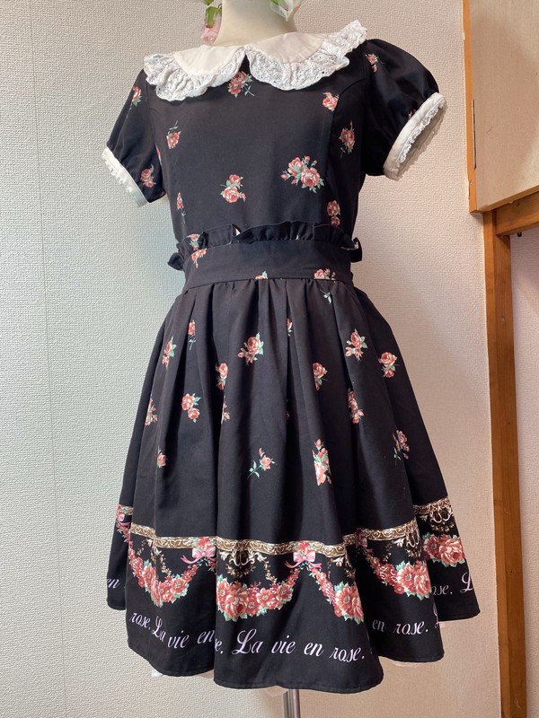 Ank Rouge Larme Kleid in schwarz x weiß m. Bubikragen & rosen, spitze, antik, Japan