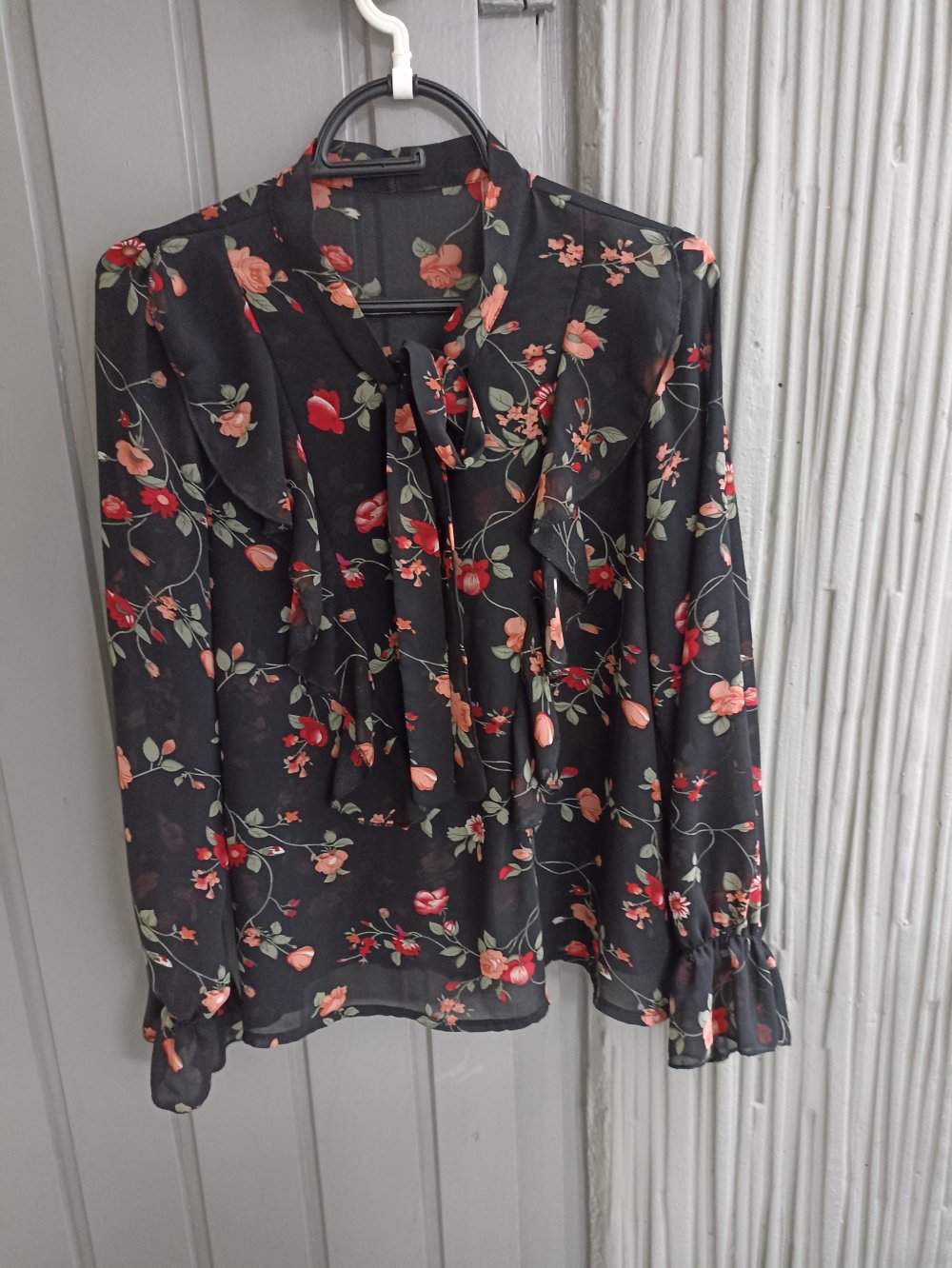 Schwarze Bluse mit Blumen