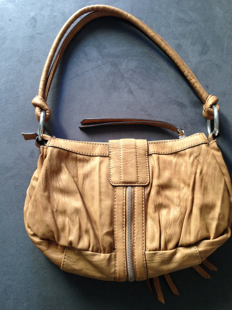 Guess Handtasche beige mit silbernen Details u Reisverschlussbommeln