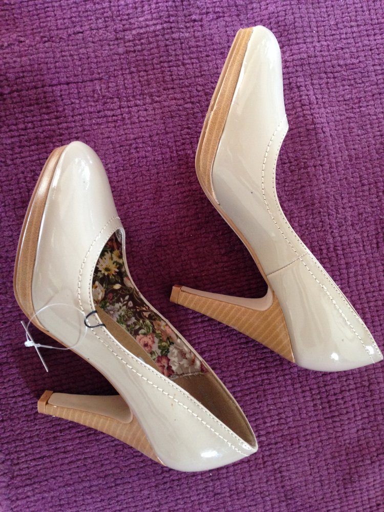 Wunderschöne, beige, Lack Pumps