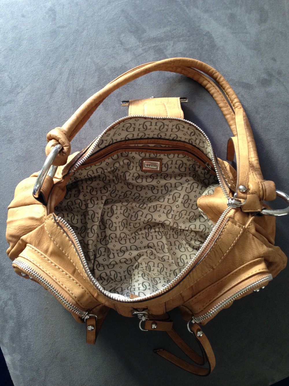 Guess Handtasche beige mit silbernen Details u Reisverschlussbommeln