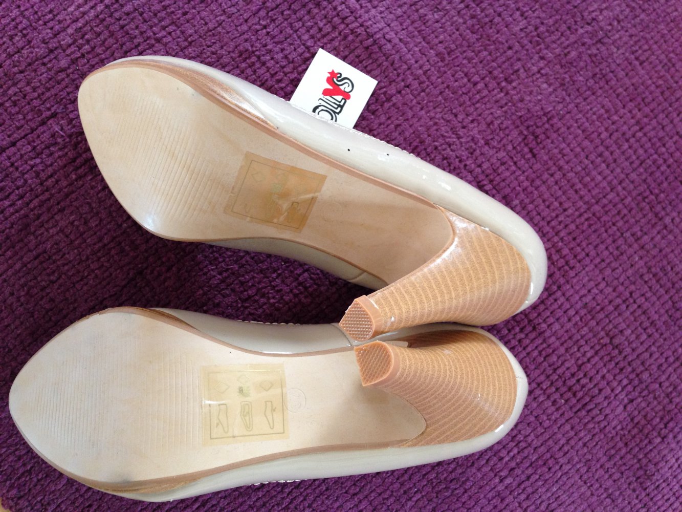 Wunderschöne, beige, Lack Pumps