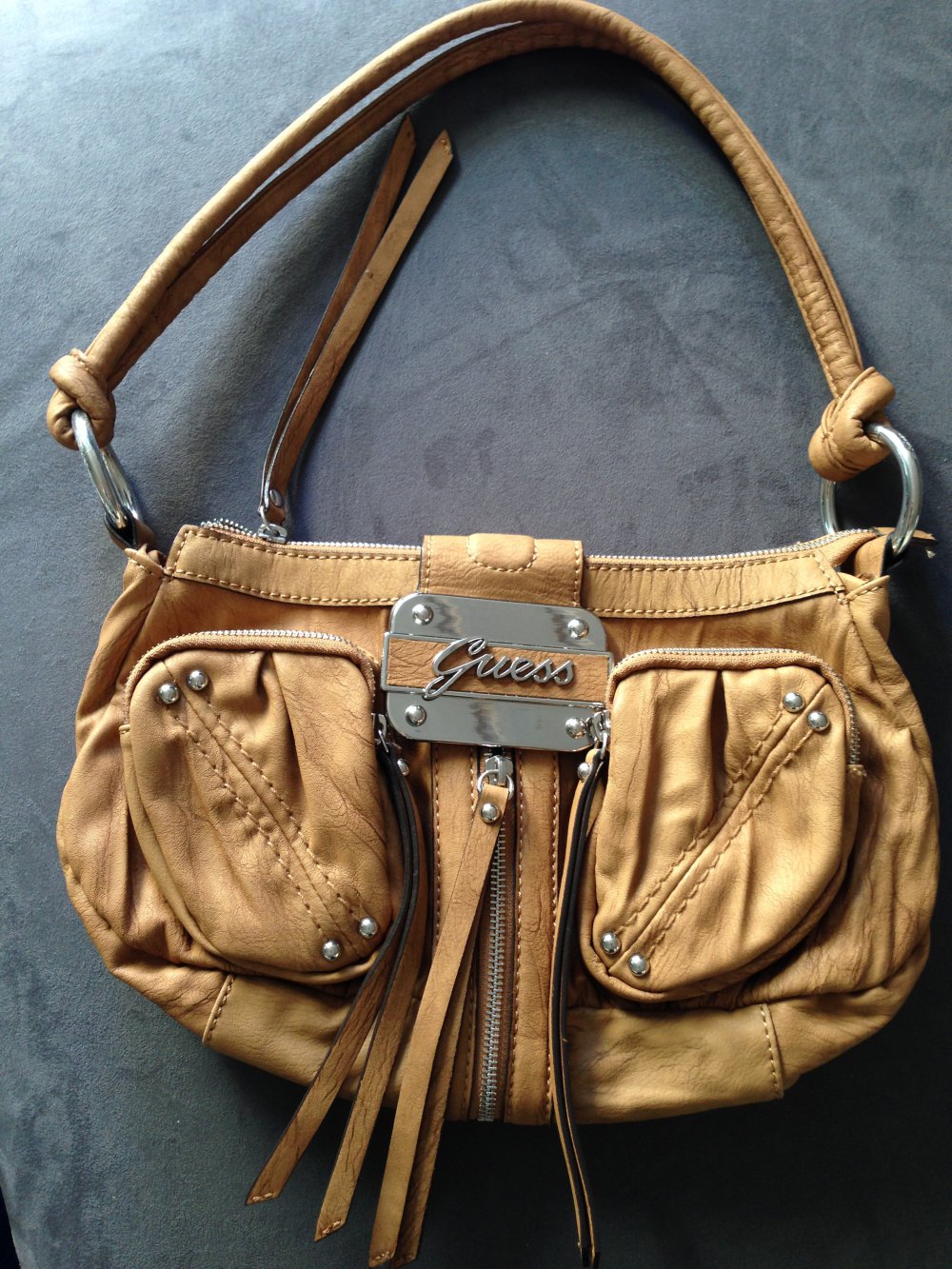 Guess Handtasche beige mit silbernen Details u Reisverschlussbommeln